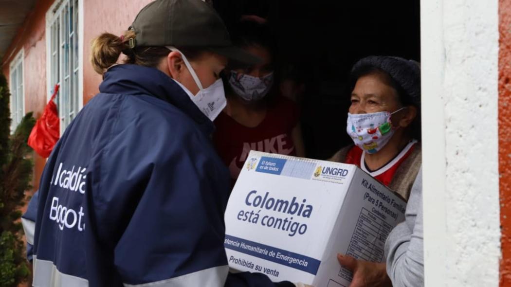 Foto de la Secretaría de Ambiente. Carolina Urrutia entrega mercados a las familias.