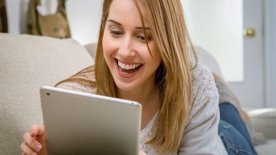 Imagen de una mujer viendo su tablet