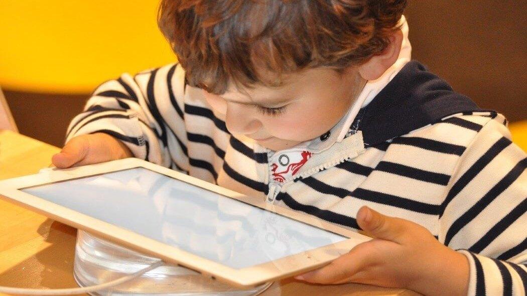 Imagen de un niño viendo su tablet