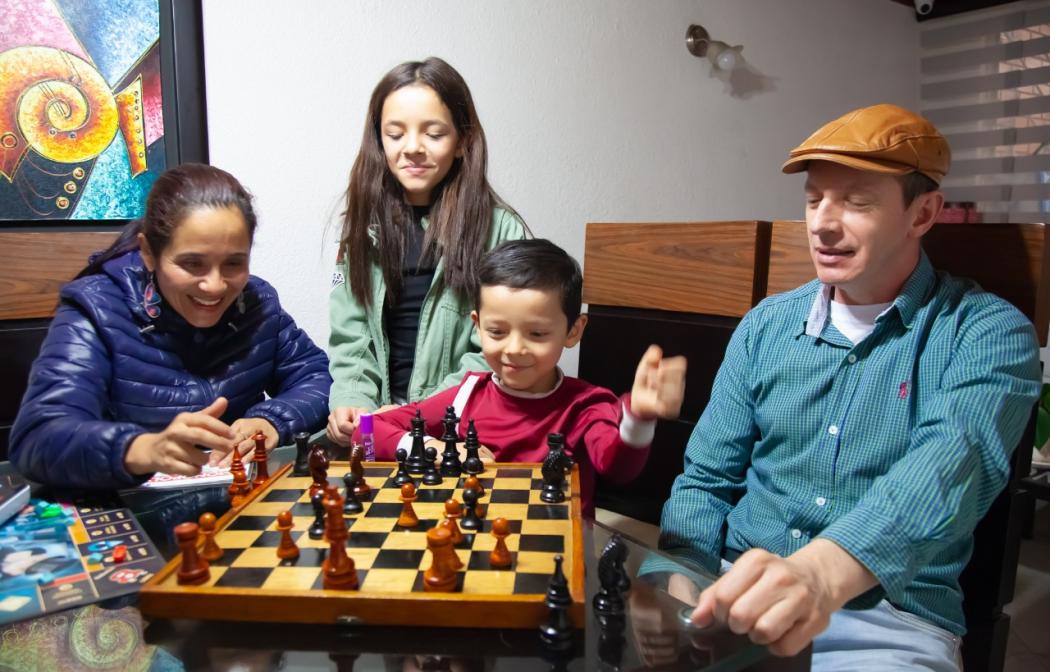Foto de la secretaria Xinia Navarro jugando con sus hijos