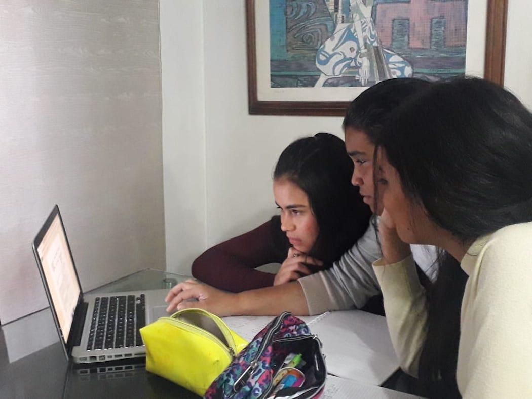 Estudiantes observando un computador
