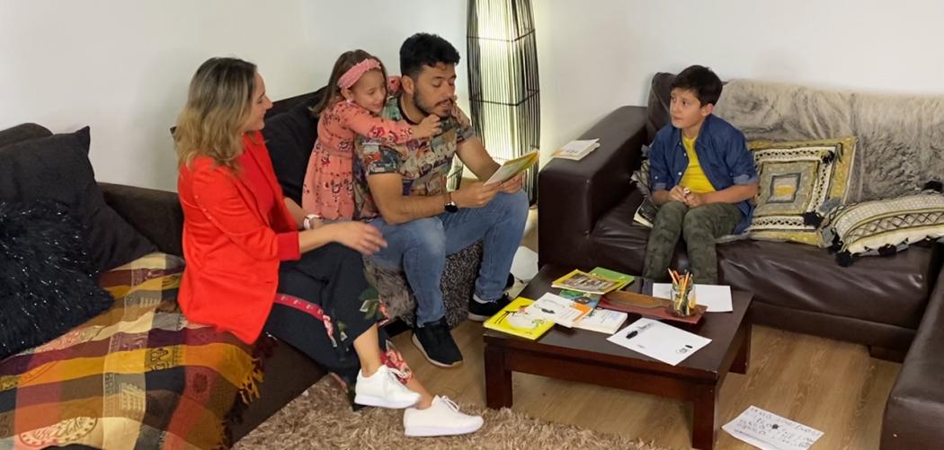 Santiago Alarcón y Cecilia Navia, junto a sus hijos María y Matías, nos muestran qué significa compartir lecturas en familia. 