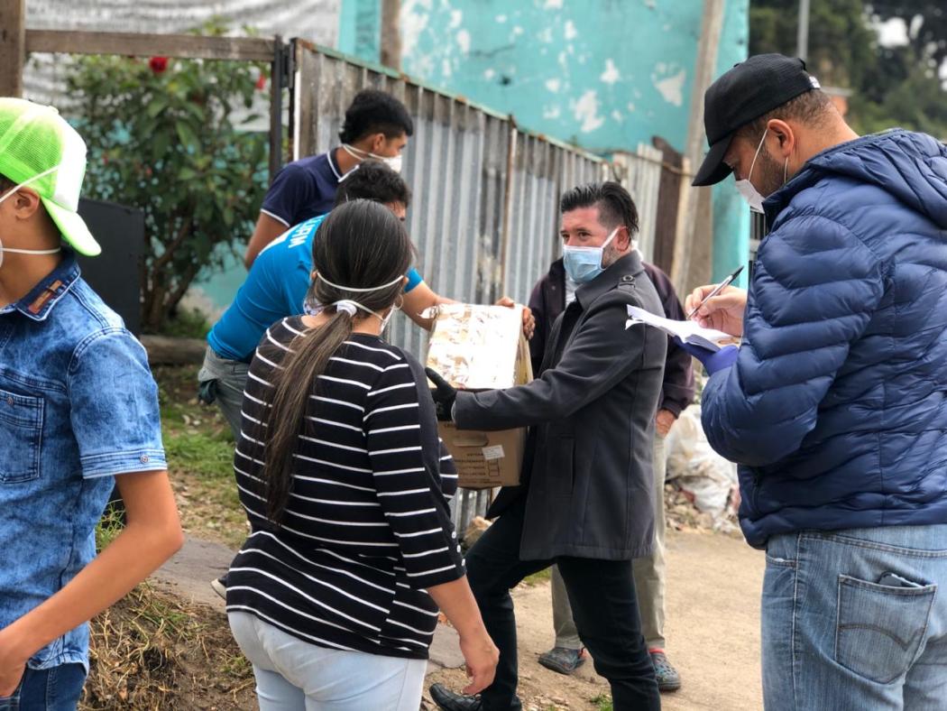 Foto IDPYBA. Servidores de la entidad entregan mercados en el barrio Dorado.