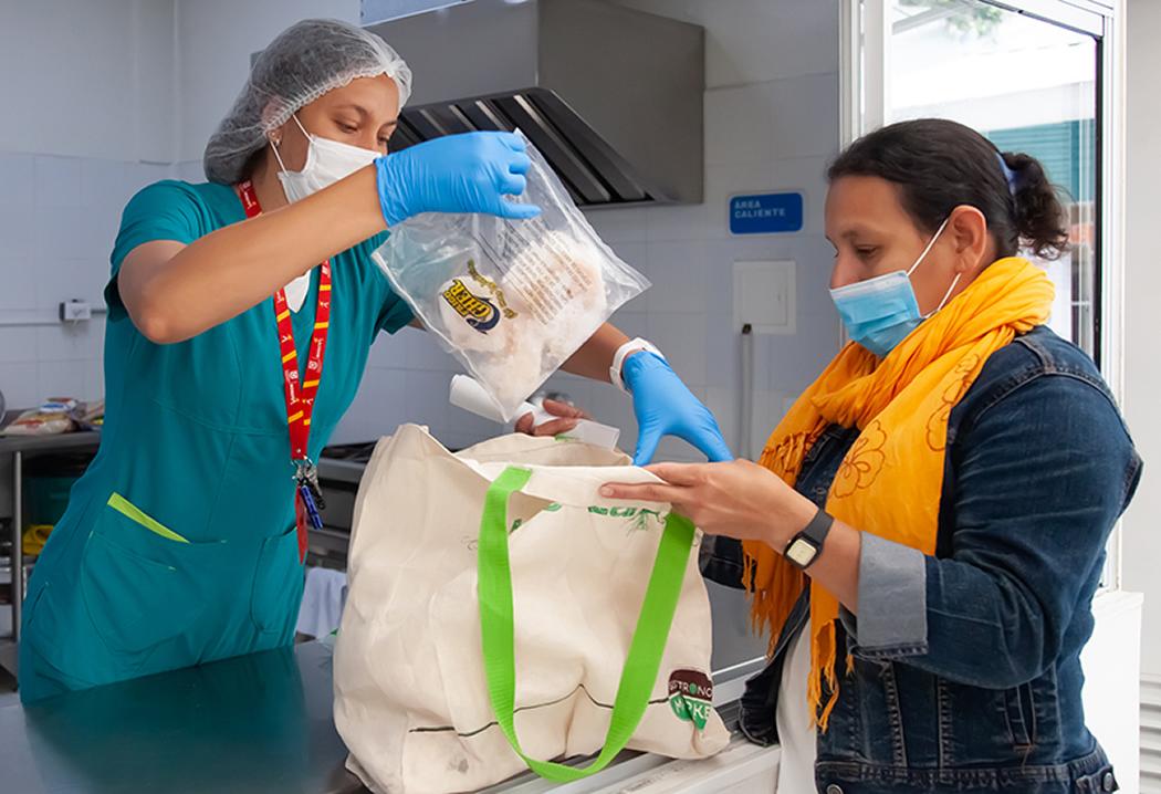 Foto de persona recibiendo mercado