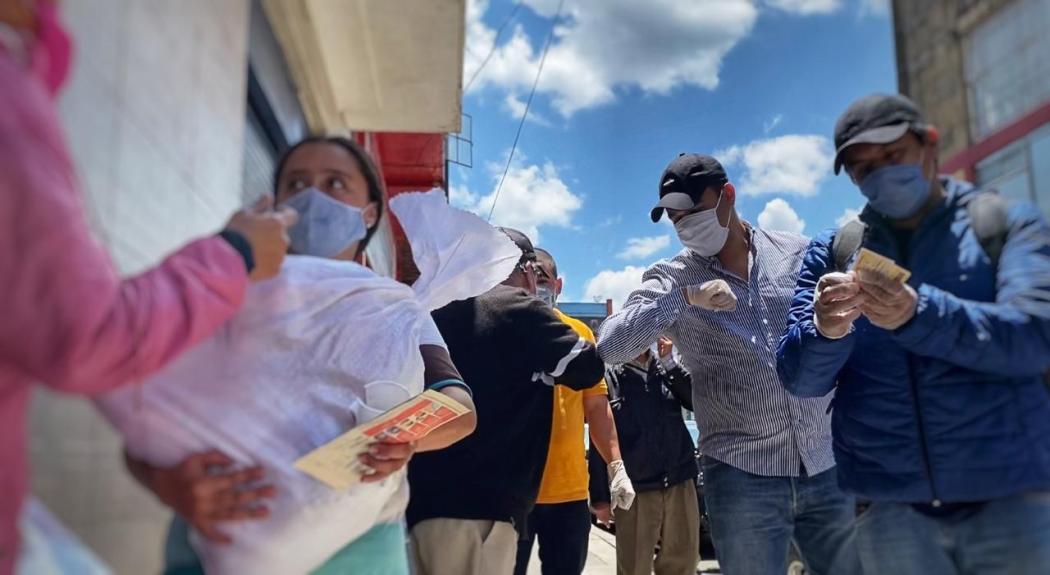 Foto Secretaría se Ambiente. Entrega de mercados #BogotáSolidariaAvanza