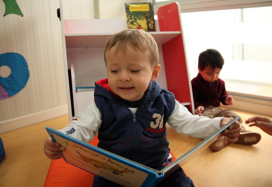 Foto de niño pequeño leyendo