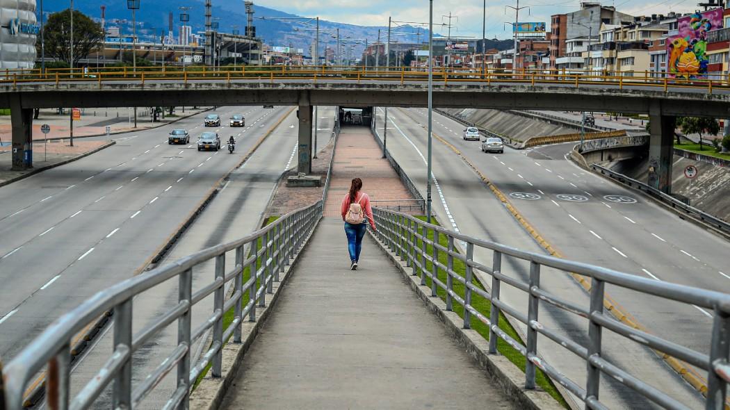 Mujer en puente de TransMilenio