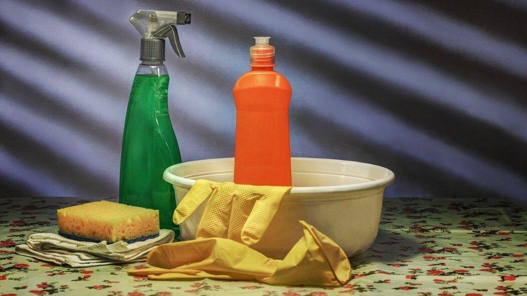 Imagen de un recipiente con productos desinfectantes 