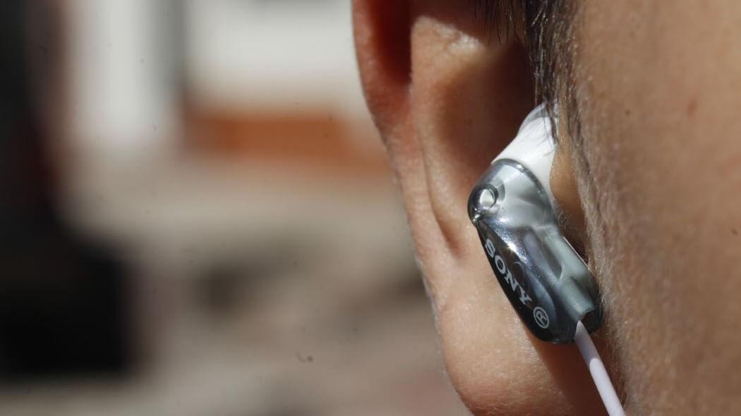 Primer plano de una oreja con audífonos 