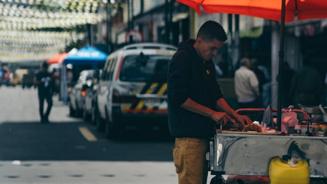Persona vendiendo en una calle de Bogotá