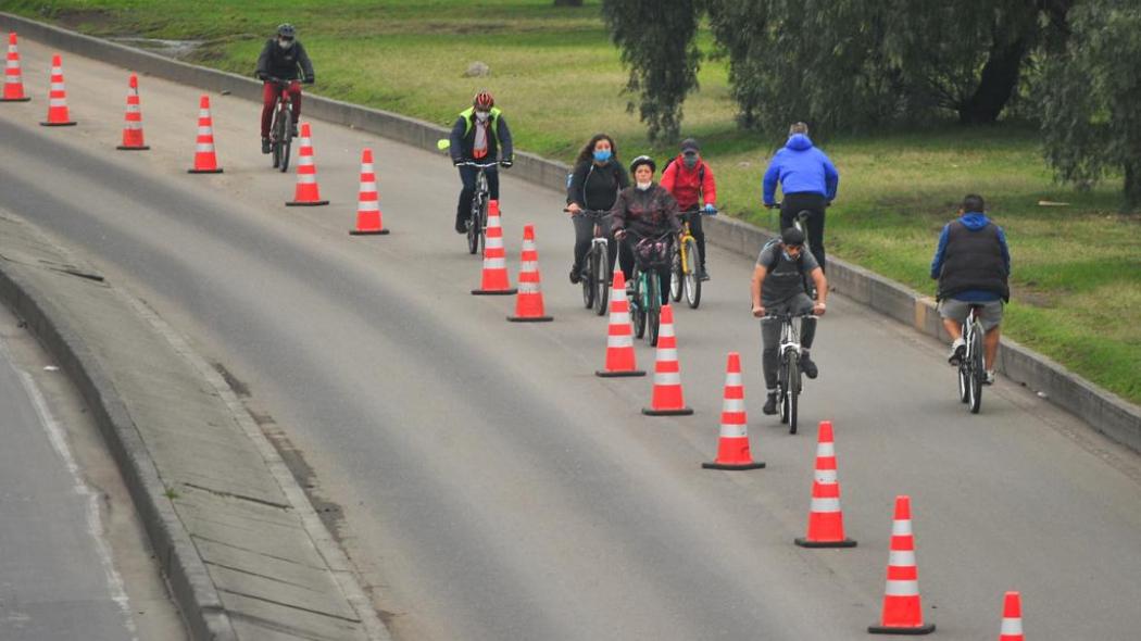 Personas van al trabajo en bici por las ciclovías por la cuarentena en Bogotá