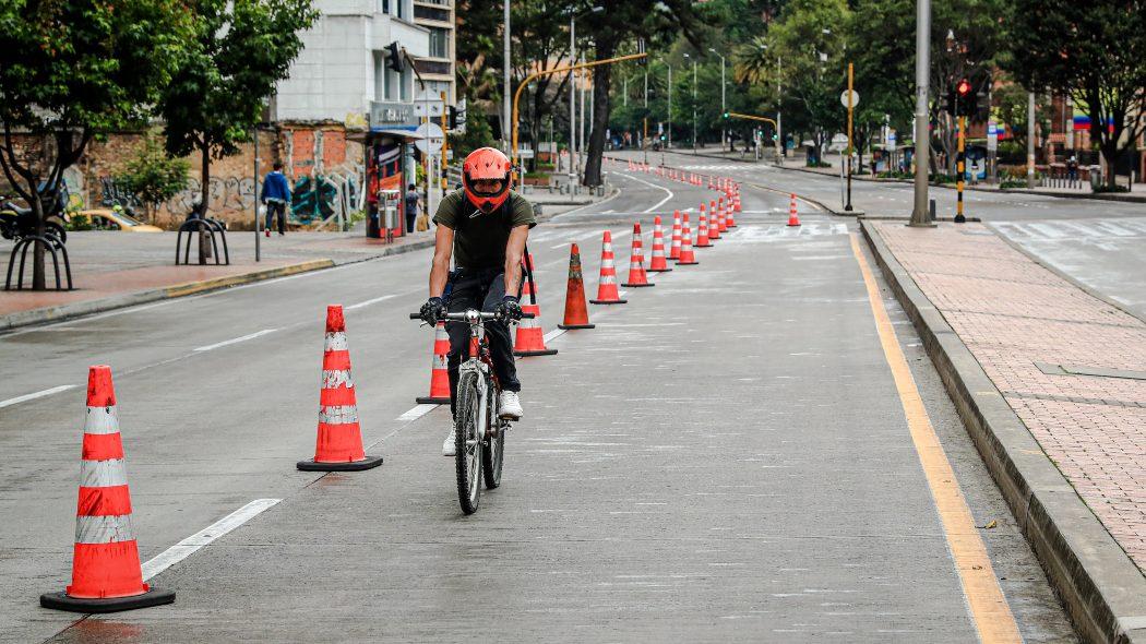 Ciclista rodando por una ciclorruta en Bogotá