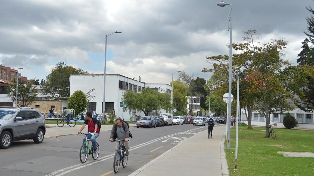 Personas montando bicicleta alrededor de la Universidad Nacional