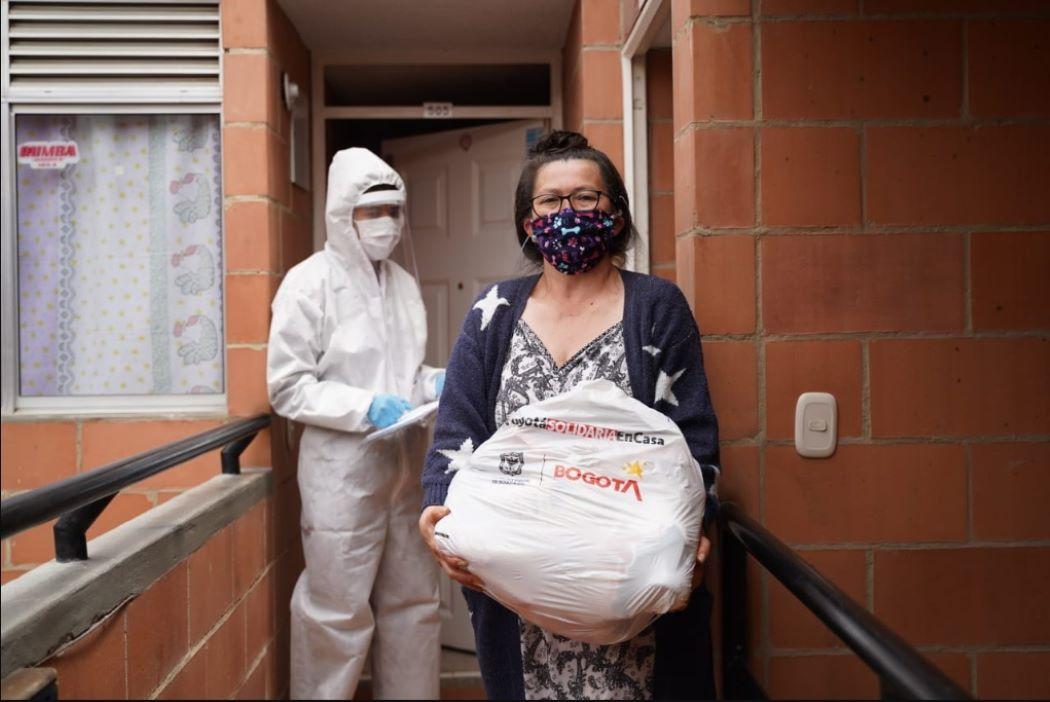 Imagen de una mujer beneficiaria de Bogotá Solidaria en Casa.
