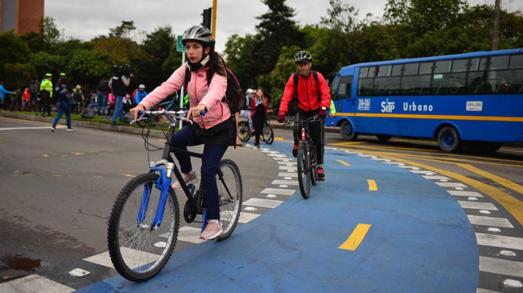 Ciclistas se desplazan por la red de ciclorrutas de Bogotá