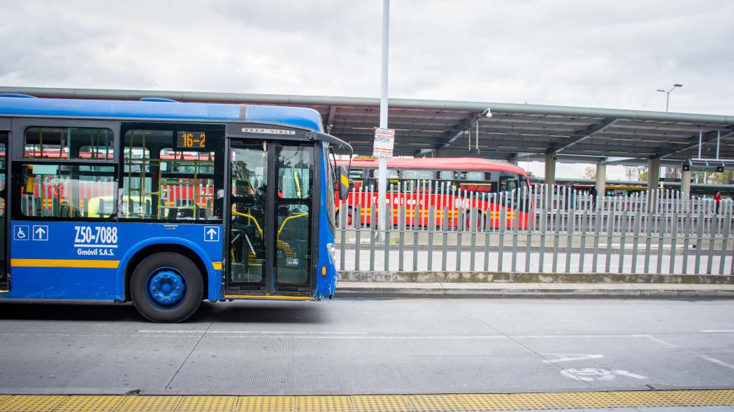 Buses de los componentes zonal y troncal del Sistema de Integrado de Transporte Público de Bogotá