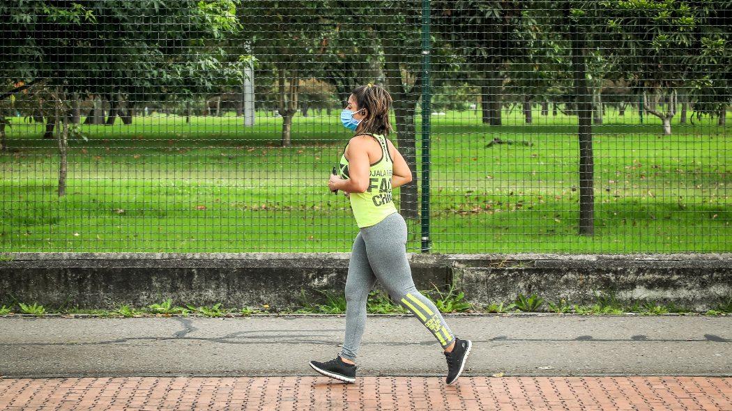 mujer haciendo ejercicio en Bogotá