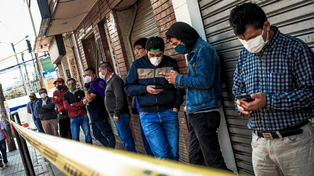 Fila de personas en Bogotá durante la cuarentena