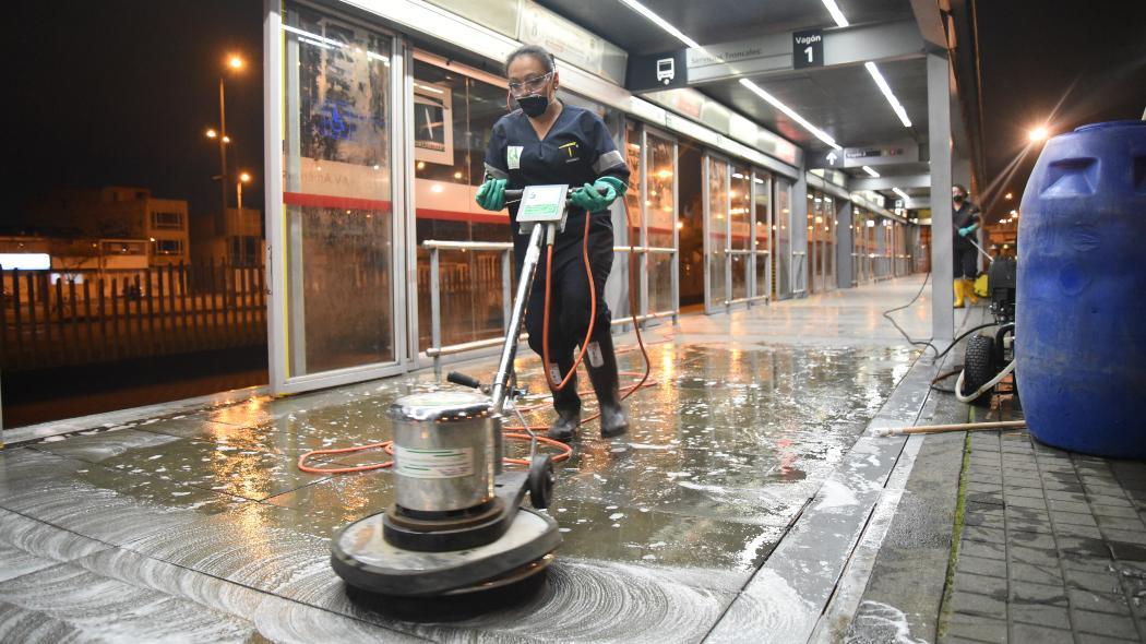 TransMilenio continúa día a día con el lavado intensivo y desinfección de las estaciones del sistema
