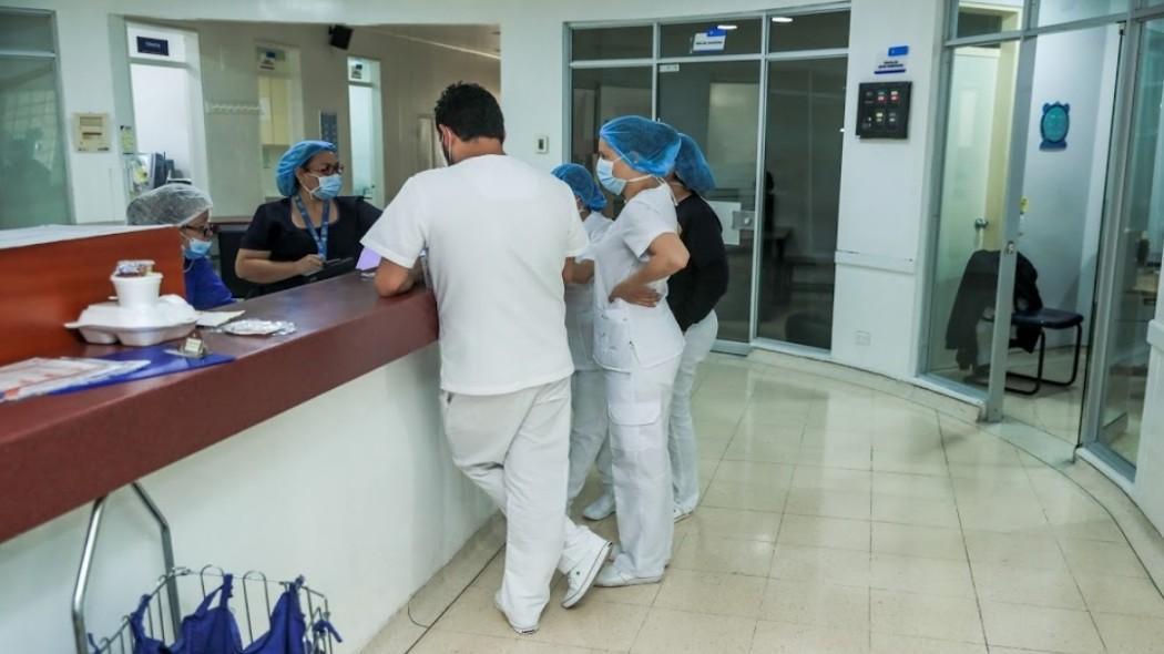 Restringir las visitas a pacientes hospitalizados en instituciones de salud, excepto en aquellas que sea estrictamente necesario.
