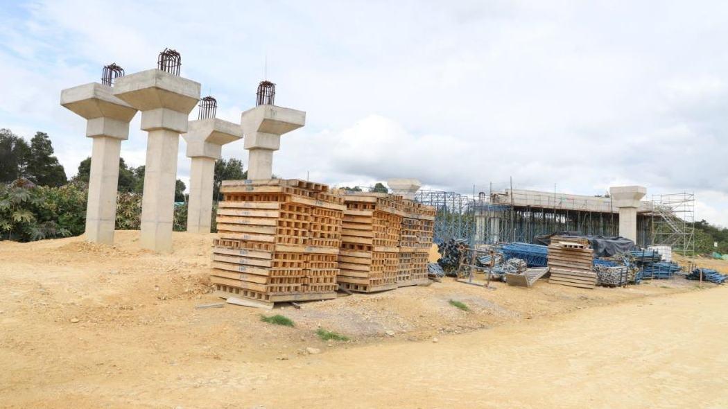 Imagen de una construcción en el Humedal Juan Amarillo