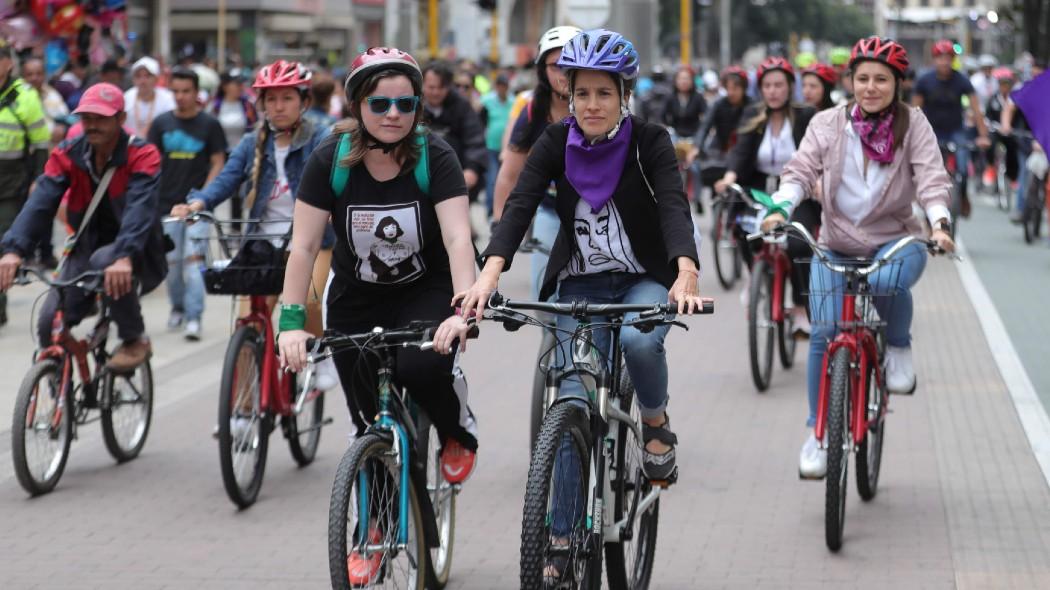 Mujeres en bicicleta.