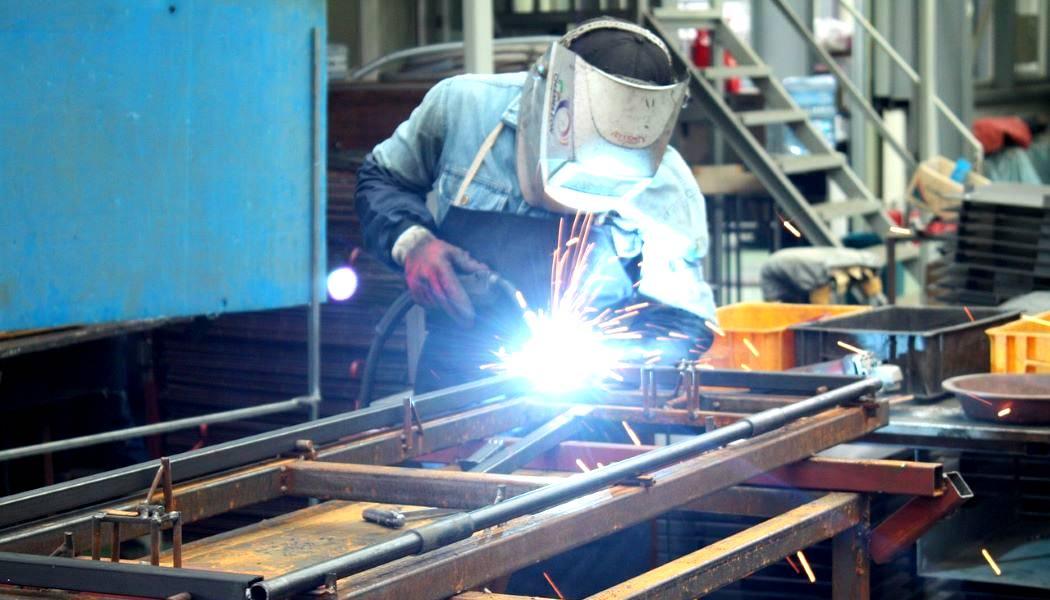 Imagen de un trabajador utilizando soldadura.