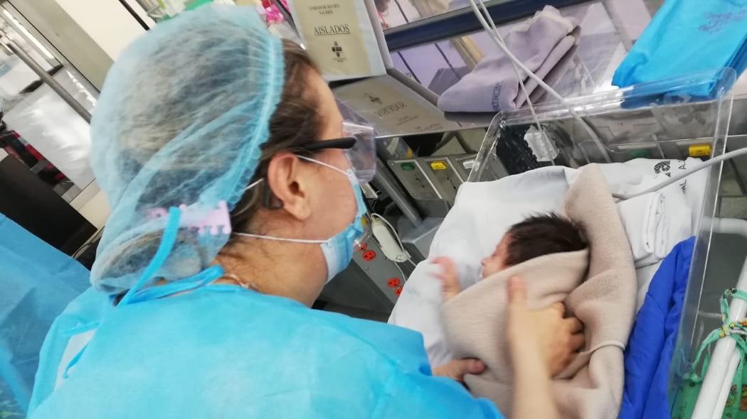 Enfermera cuidando a recién nacida