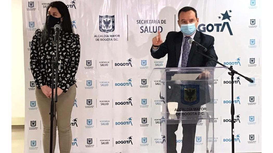Secretario de Salud de Bogotá junto a la epidemióloga Zulma Cucunubá.