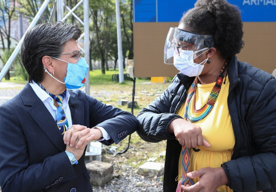 Alcaldesa Claudia López saluda a la lideresa Martha Rentería durante la presentación del PDET Bogotá Región, agosto 26 de 2020.