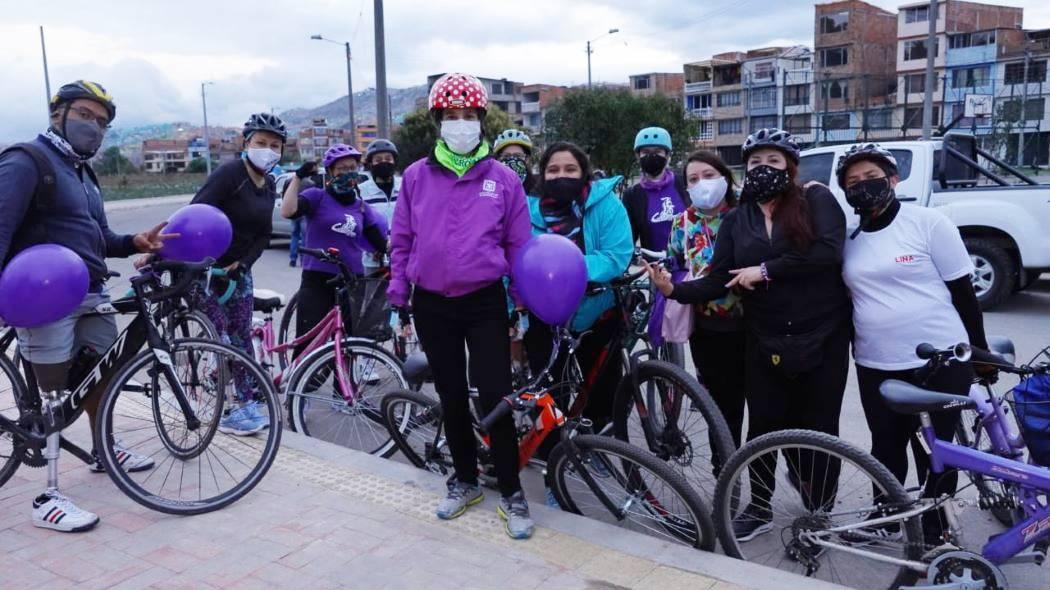 Imagen de la secretaria de la Mujer en recorrido en bicicleta con mujeres.