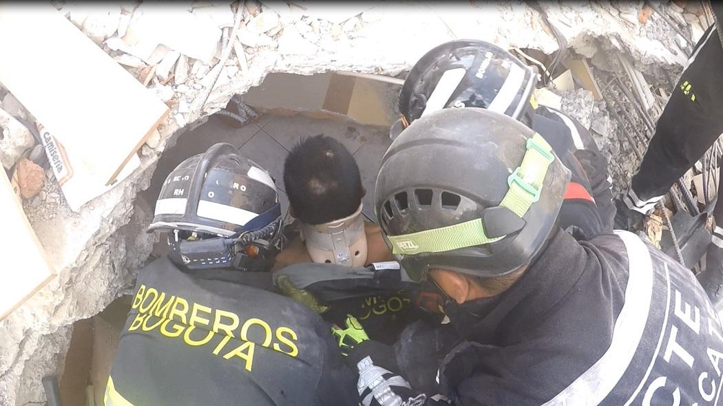 Integrantes del grupo USAR realizaron el rescate de un hombre luego del terremoto de Ecuador