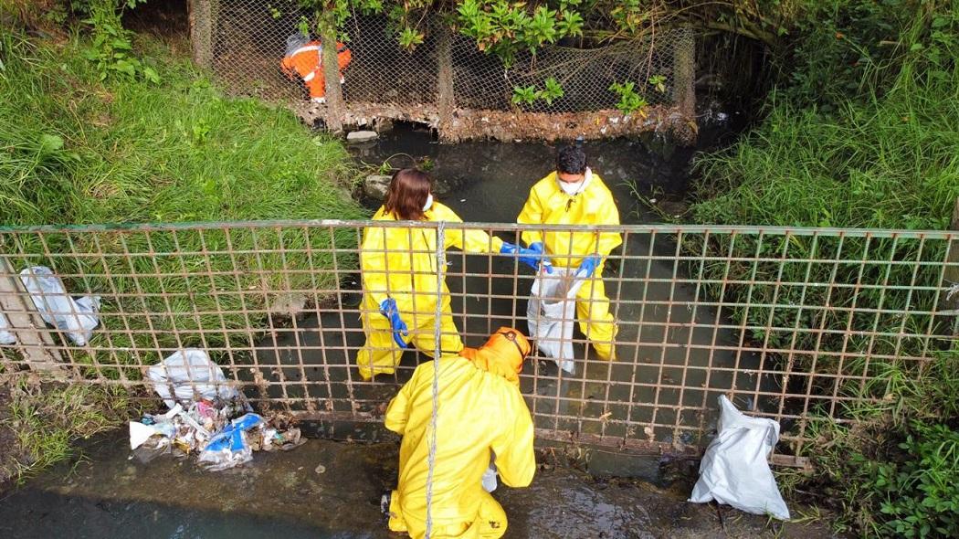 operarios del Acueducto sacan residuos de los cuerpos hídricos