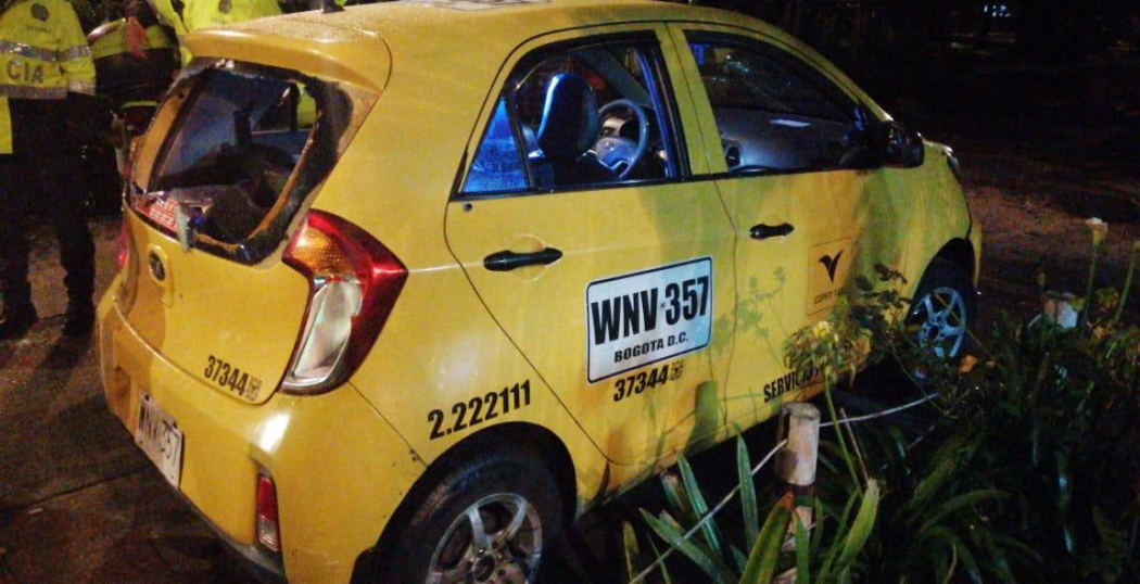 taxi en el que huyeron los sospechosos de hurto a un bus del sitp