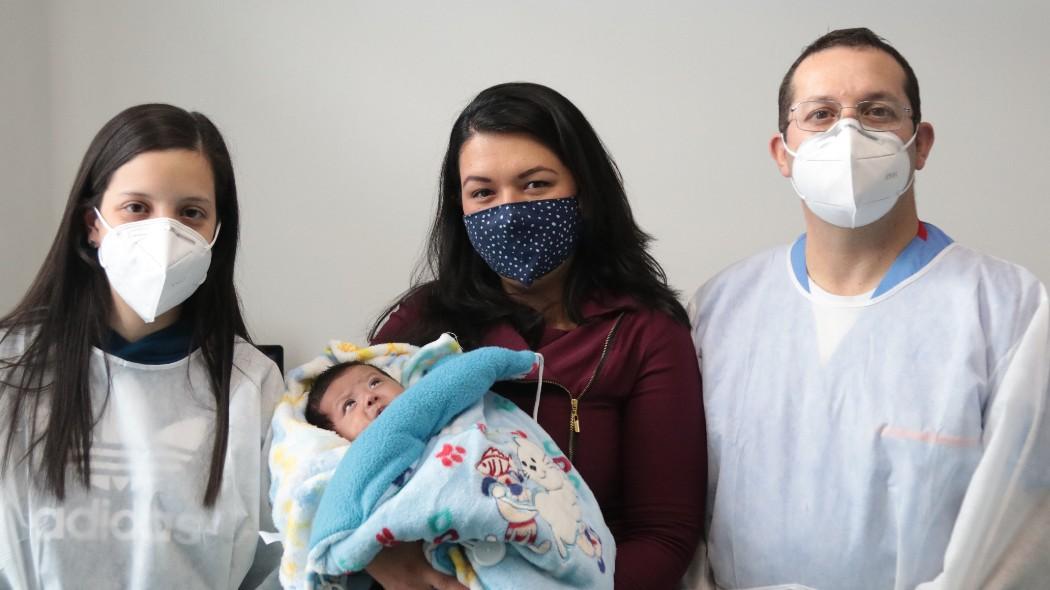 Luis Ángel y su madre junto a los médicos que salvaron su vida. 