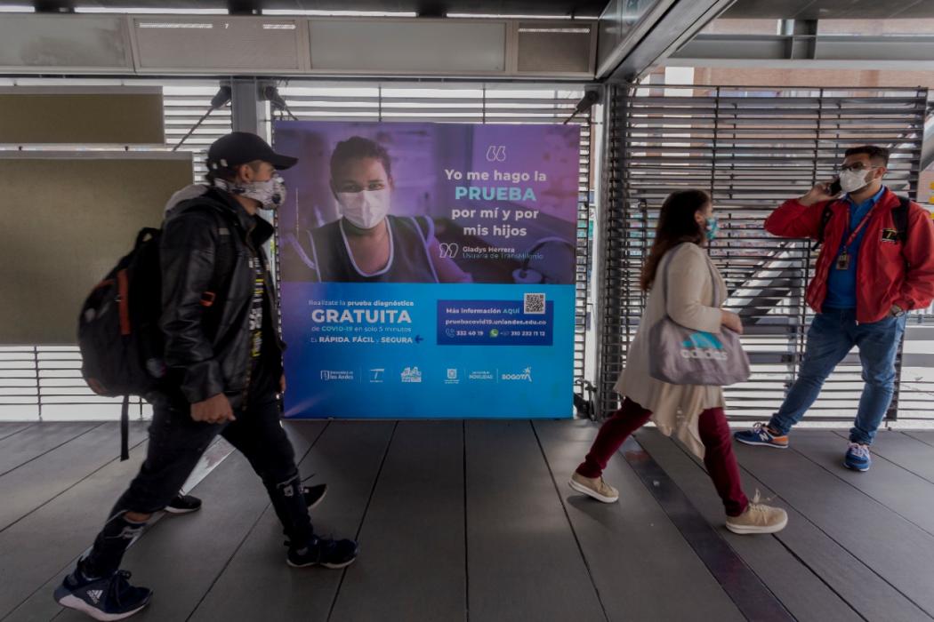 Usuarios frecuentes de TransMilenio se inscribieron previamente siguiendo las instrucciones ubicadas en más de 40 estaciones del sistema. Fotografía: Universidad de los Andes.