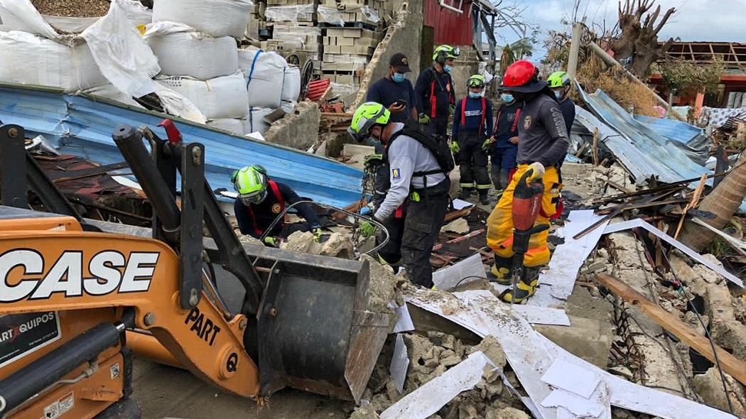 Bomberos de Bogotá realizando la verificación de estructuras