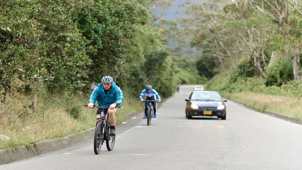En un día de fin de semana, en la vía entre Bogotá-Choachí se han registrado más de 1.400 ciclistas por hora en ambos sentidos. Fotografía: SDM