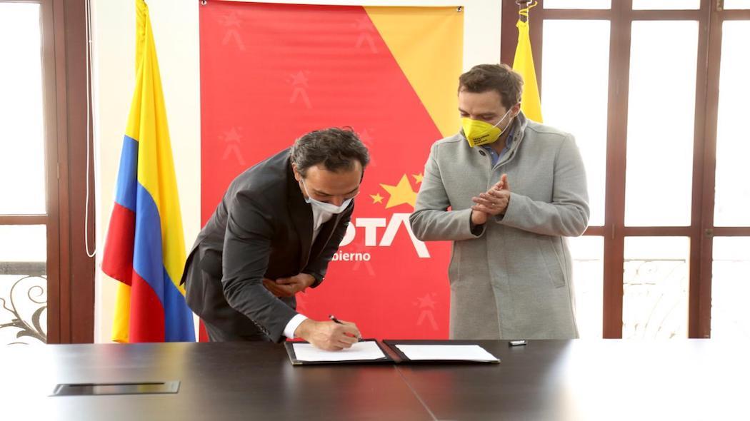 Distrito y multinacional firman acuerdo para emplear a comunidades étnicas