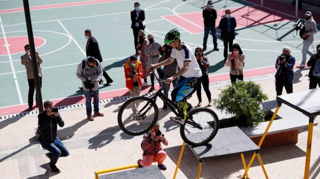 Bogotá entrega el primer colegio público donde la bici es el centro