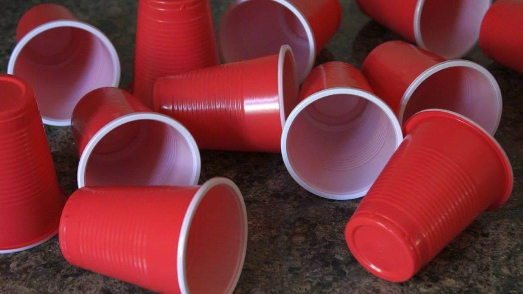 Imagen de vasos de plástico de color rojo.
