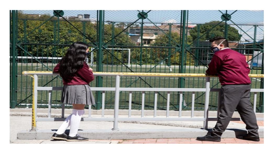 Estudiantes con tapabocas en colegio oficial
