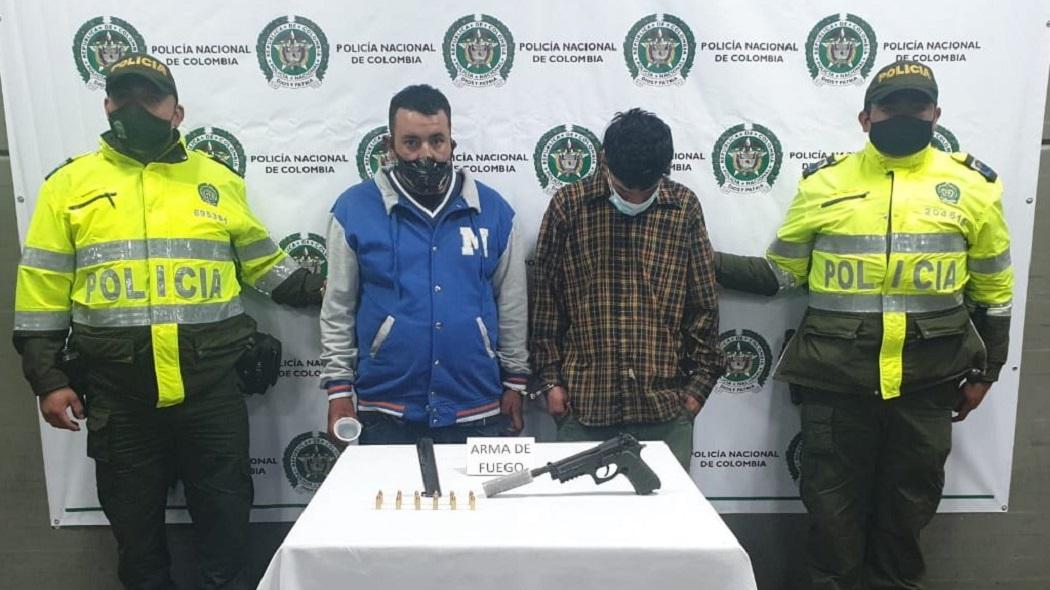 La policía presentó dos de los ocho capturados en la localidad de Ciudad Bolívar