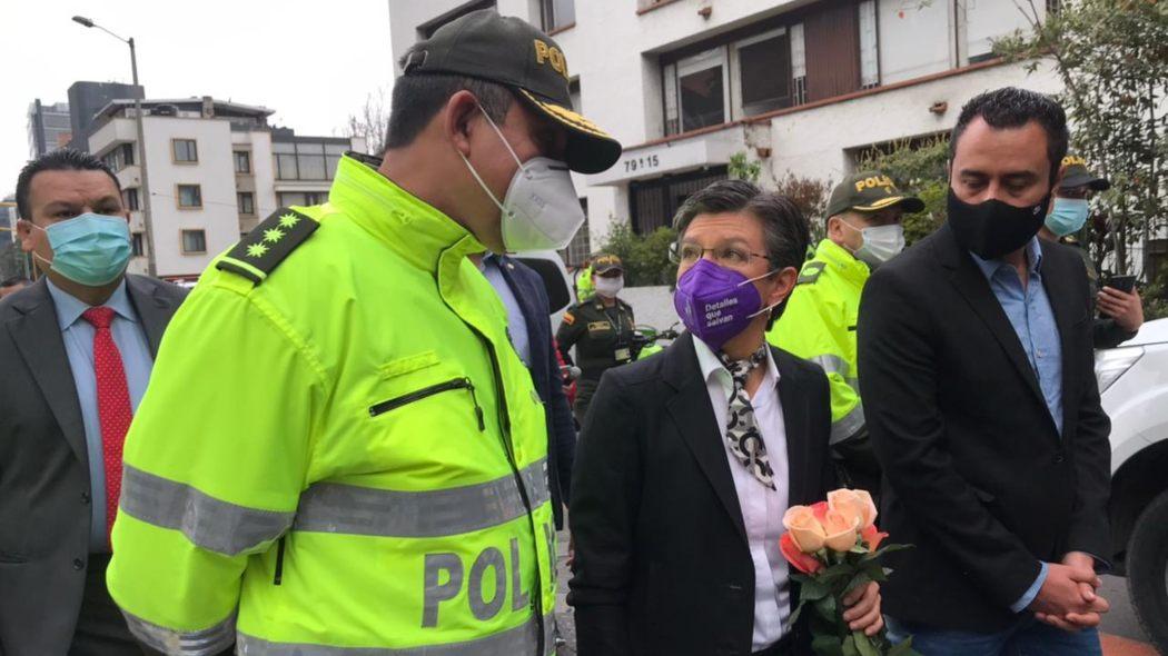 La alcaldesa mayor, Claudia López, acompañó a la Policía tras asesinato de patrullero.