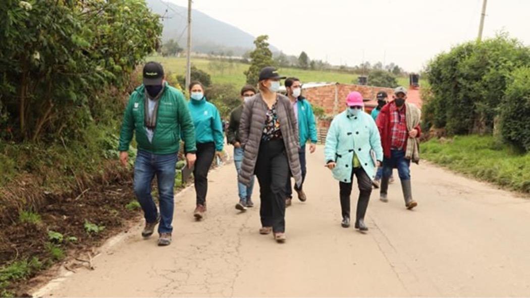 Las secretarias de Ambiente, Carolina Urrutia, y de Hábitat, Nadya Rangel, realizaron un recorrido por Mochuelo, Verbenal, el Paraíso y Quiba