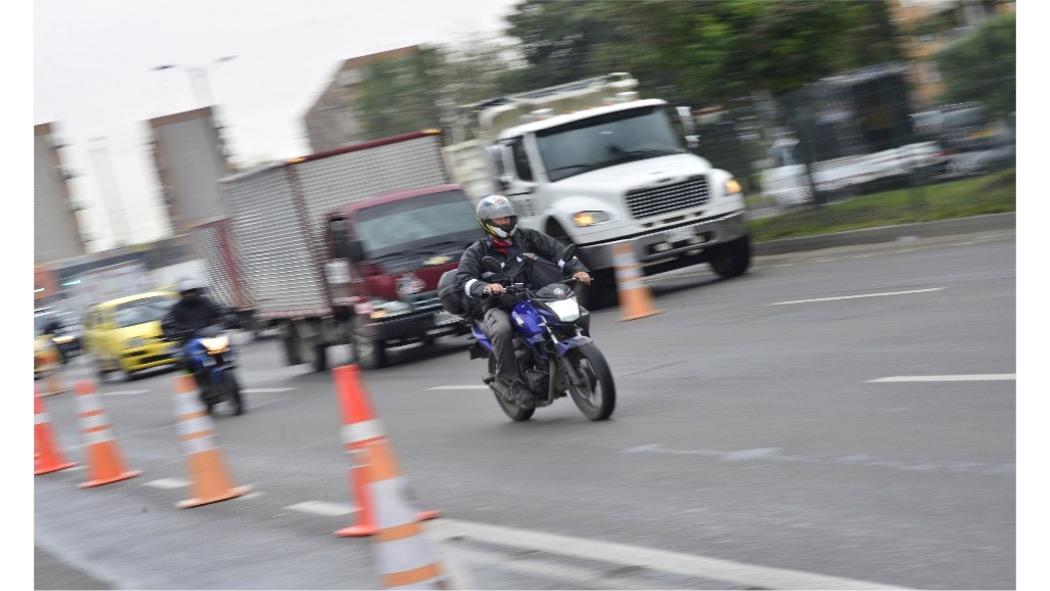 Motociclistas transitando por la av. Ciudad de Cali. Fotografía: SDM.