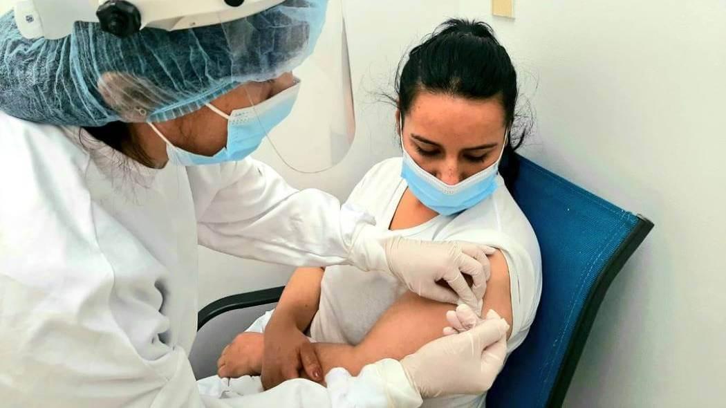 Imagen de vacunación a personal médico en Bogotá.