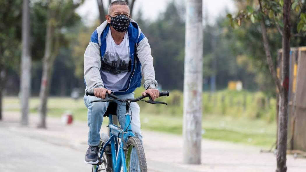 Imagen de un ciudadano en bicicleta.