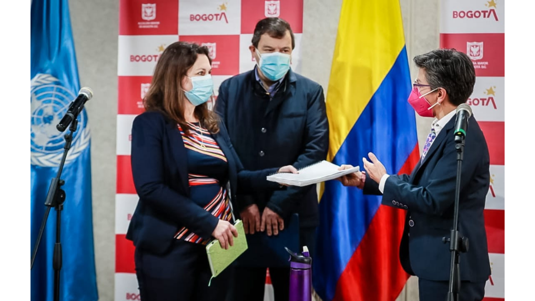 Mayor Claudia López delivered the report to the representative of the UN High Commissioner for Human Rights, Juliette de Riveros. Photo. Mayor's Office.