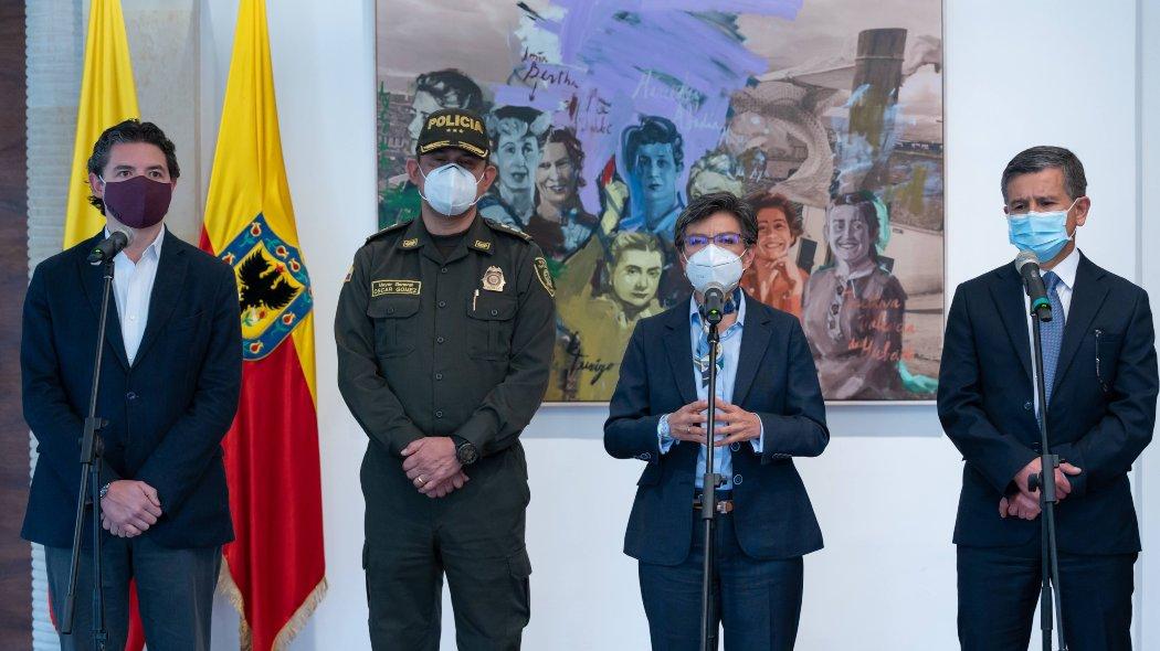 Aníbal Fernández de Soto, nuevo secretario de Seguridad; Óscar Gómez Heredia, comandante (e) de la Policía de Bogotá; la alcaldesa Claudia López y el anterior secretario de Seguridad, Hugo Acero.